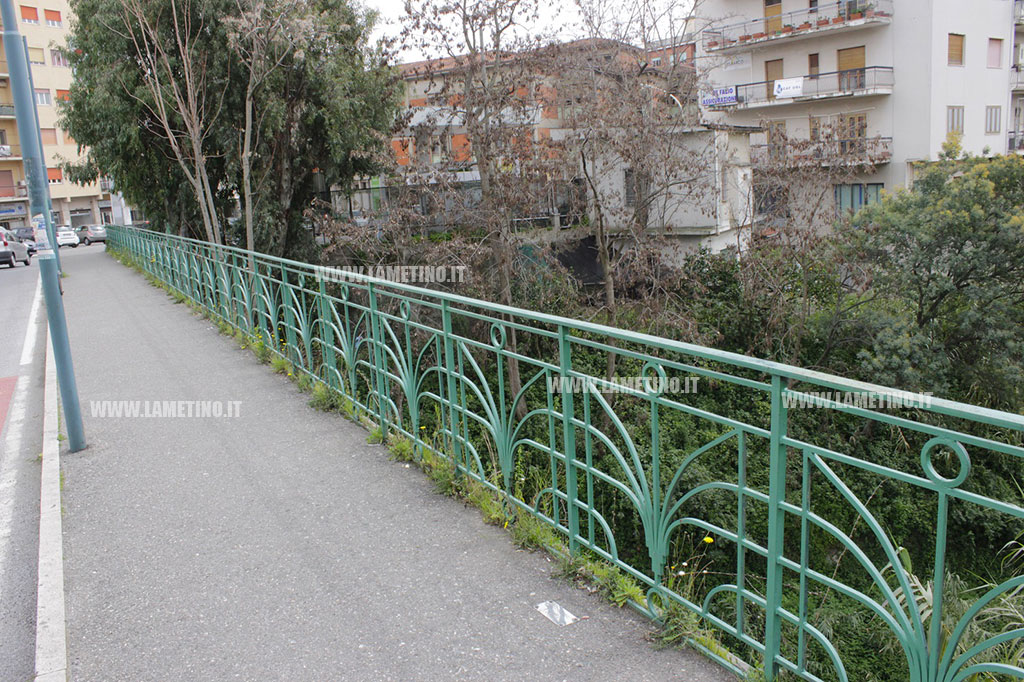 Lamezia, minaccia di gettarsi dal ponte sul torrente Piazza: 50enne salvata da Polizia