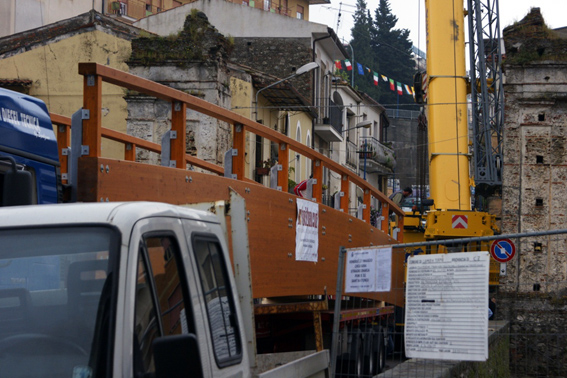 Lamezia, installata nuova passerella in legno su ponte Sant'Antonio