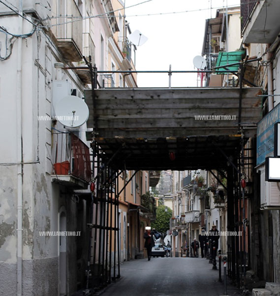 Lamezia: la segnalazione, ponteggio “eterno” in via Crocefisso