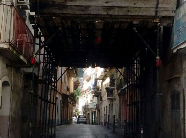 Lamezia, Villella (Patto Sociale): ponteggio pericolante di via Crocefisso, intervenire subito