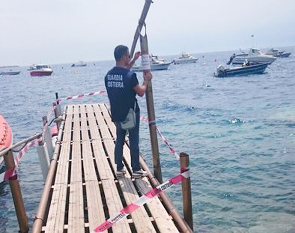 Pontile e due manufatti abusivi sequestrati nel reggino