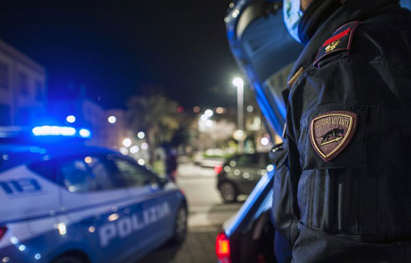 Provocano incidente dopo furto e aggrediscono poliziotti, 2 arresti a Catanzaro