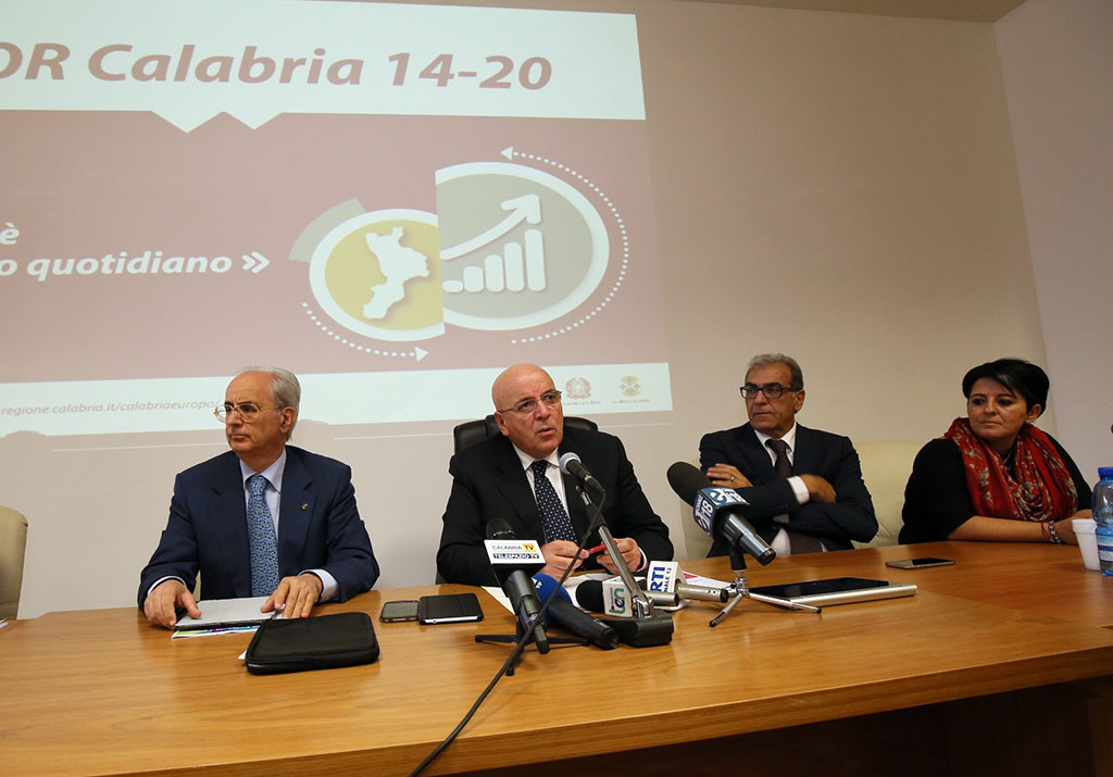 Governatore Oliverio presenta fondi Por 2014/2020, c’è anche collegamento Stazione Lamezia-Aeroporto