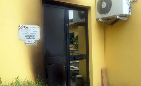 Incendiata porta sala consiliare del Comune di Cerisano 