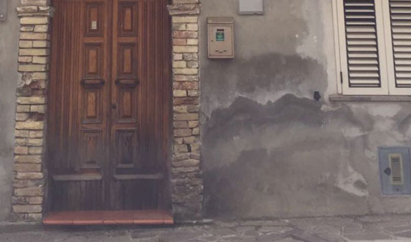 Incendiata porta studio sindaco del crotonese, individuato 16enne che bruciava nido d'ape