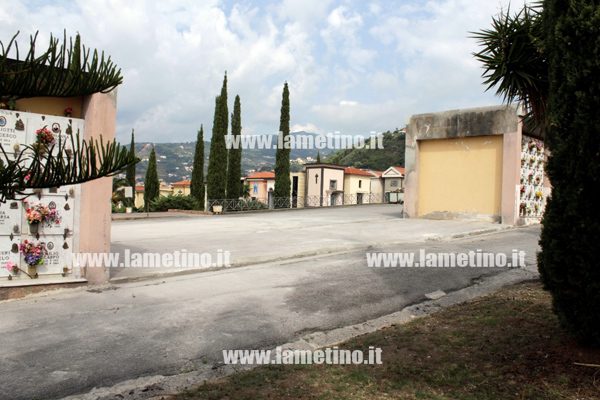 Lamezia: Abbattuto portale pericolante al cimitero contrada Macchione
