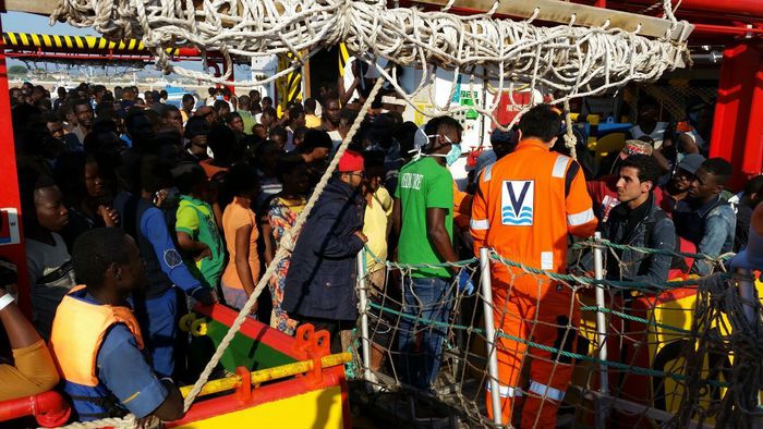 Nave con 833 migranti nel porto di Corigliano, ci sono minori e donne incinte