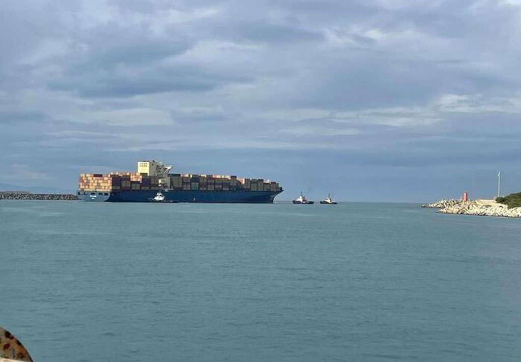 Nave portacontainer in uscita dal porto di Gioia Tauro urta molo e si incaglia