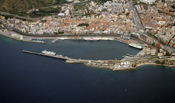 Nave Marina rifornita di acqua per Messina nel porto di Reggio Calabria