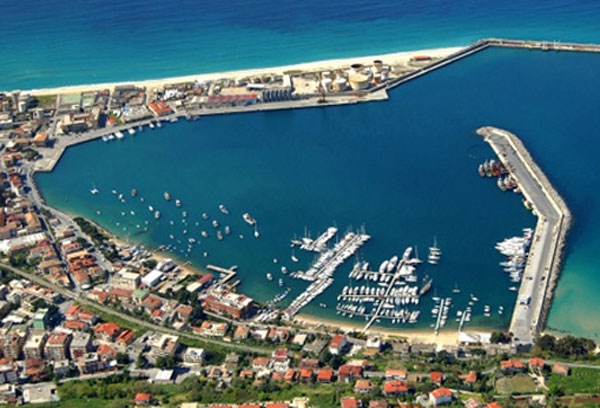 A Vibo Marina affonda un peschereccio, salvi due occupanti 