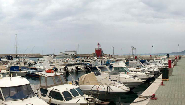 Migranti fatti sbarcare al porto di Crotone, ok ministero dell'Interno per temporale