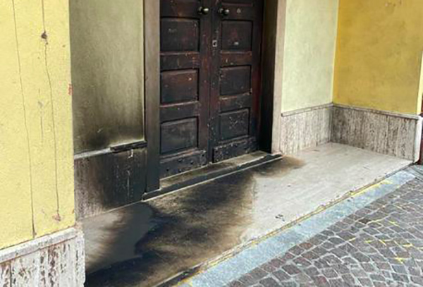 Incendiato il portone del Municipio di Platì, indagini