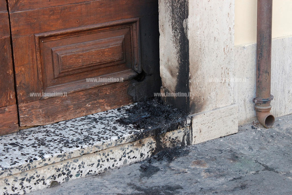 Lamezia: tentativo d'incendio a portone sede Pd "Primerano"