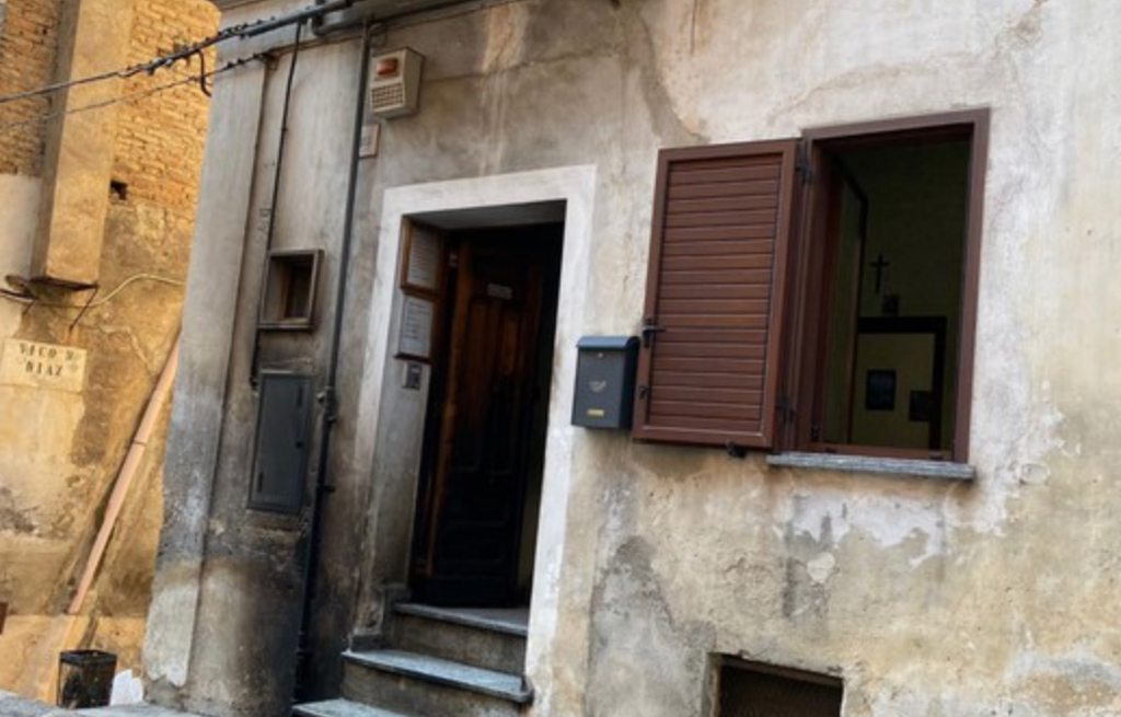 Incendiato portone dello studio di un consigliere comunale di Cassano allo Ionio