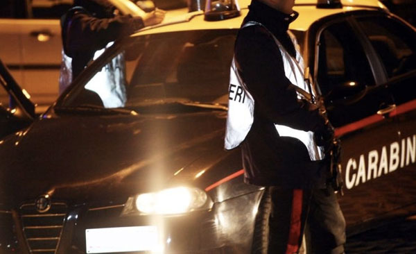 Calabria: Ubriaco non si ferma alt e tenta speronare auto carabinieri, arrestato
