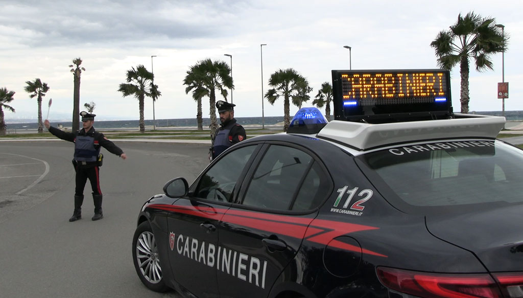 Molteplici controlli dei carabinieri nel Soveratese: riscontrati anche allacci alla rete elettrica abusivi