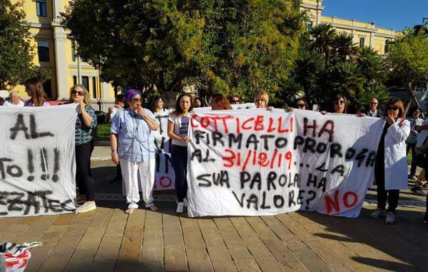 Sanità, manifestazione a Catanzaro dei precari dell'ospedale licenziati: in 200 andranno a casa