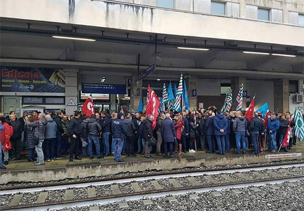 Lamezia, la protesta dei precari: occupati i binari della stazione centrale