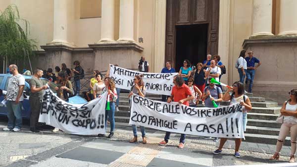 Sanità, sit in a Catanzaro dei precari dell'ospedale licenziati 