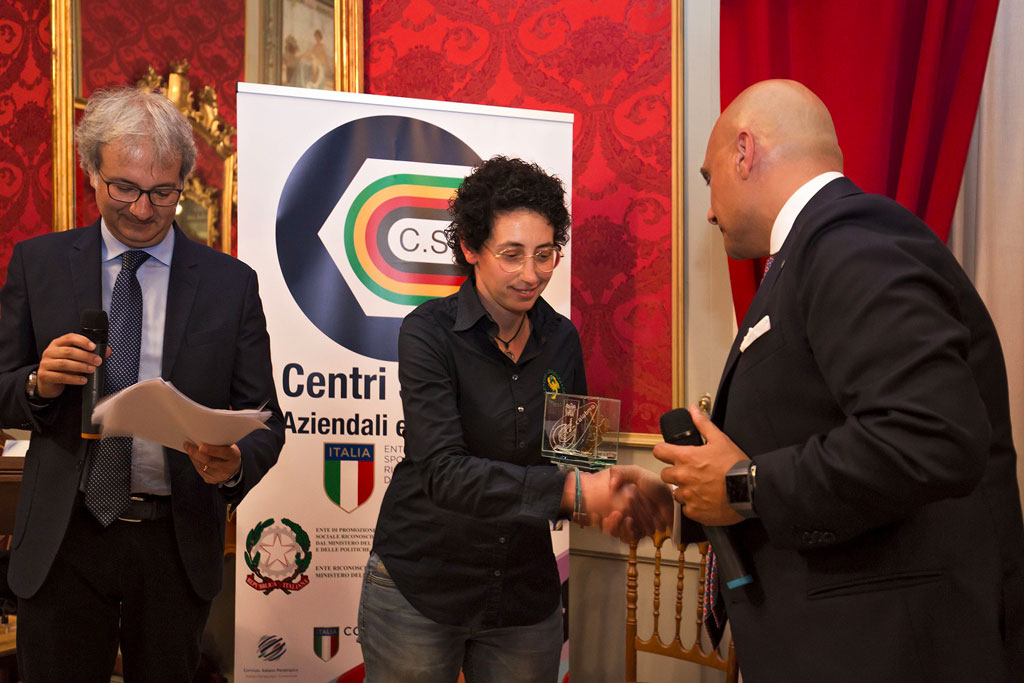 premiazione-Giovanna-Postorino-da-parte-del-pres.-Di-Tillo.jpg