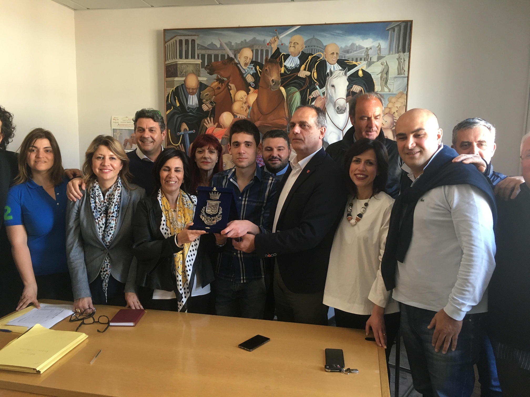 Pulisce volontariamente giardino pubblico vicino casa, ragazzo cosentino premiato dalla Commissione consiliare lavori pubblici
