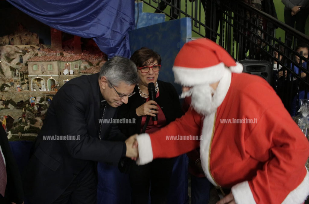 Lamezia, benedetto presepe Istituto "Maggiore Perri": tra personaggi anche il vescovo Schillaci