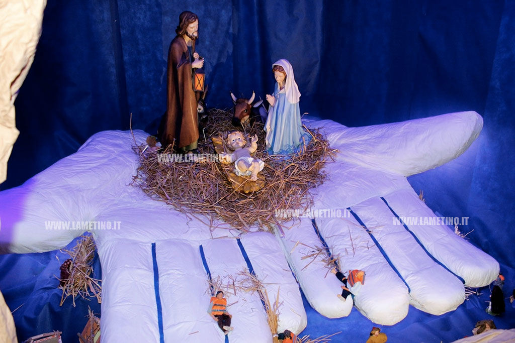 Lamezia: sporcarsi le mani davanti ai problemi, l’invito del presepe della parrocchia di San Domenico - VIDEO