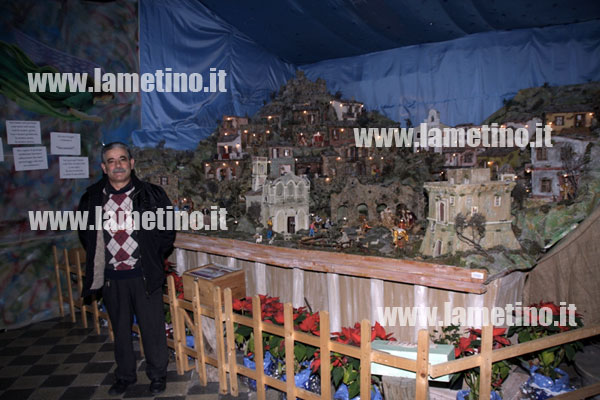 Lamezia: Il caratteristico presepe del signor Nicolazzo in mostra all'edificio scolastico