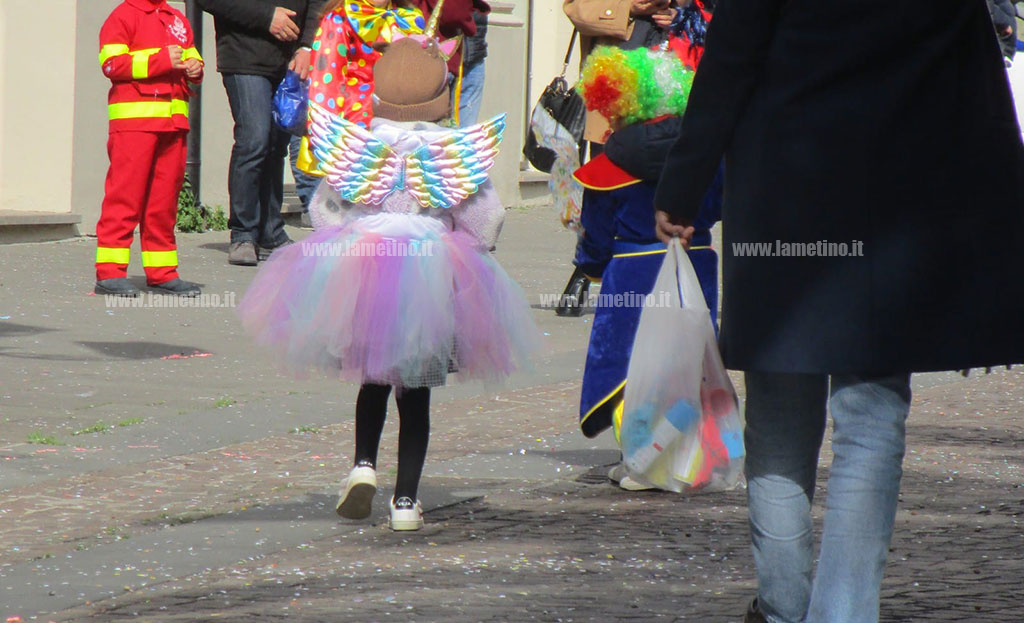 Lamezia, Carnevale 2022: le prime mascherine e coriandoli invadono il centro