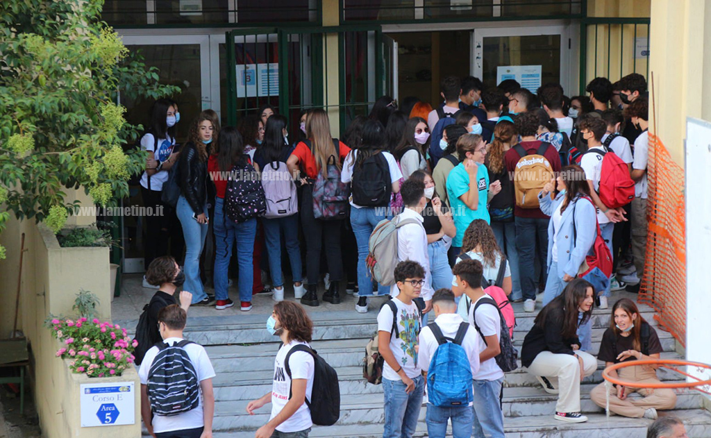 Lamezia, prima campanella nelle scuole: fra turni, regole Covid e tanta emozione