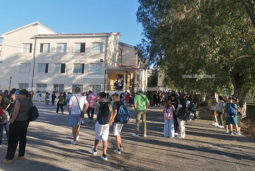 primo-giorno-scuola-Lamezia-2025-09-16-at-08.13.06_29225.jpg