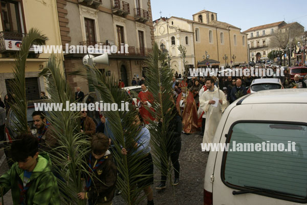 Lamezia: Per disguido su traffico processione e auto s'incontrano su Corso
