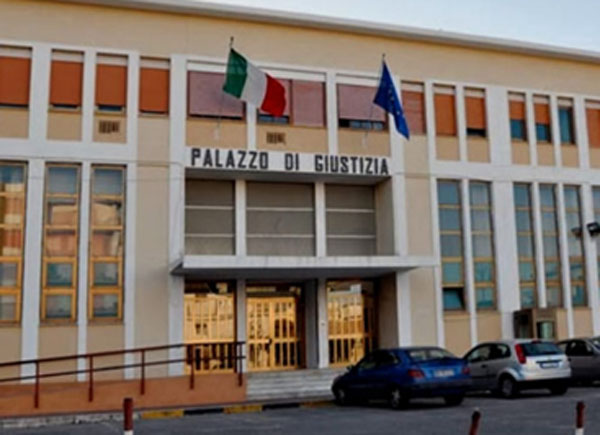 Carabinieri sequestrano arsenale armi e droga a Locri  
