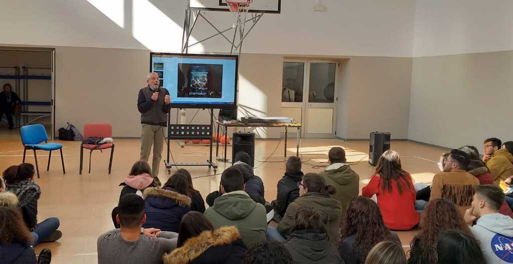 Lamezia, ultime scoperte del mondo scientifico: studenti liceo Campanella incontrano professor Barni 
