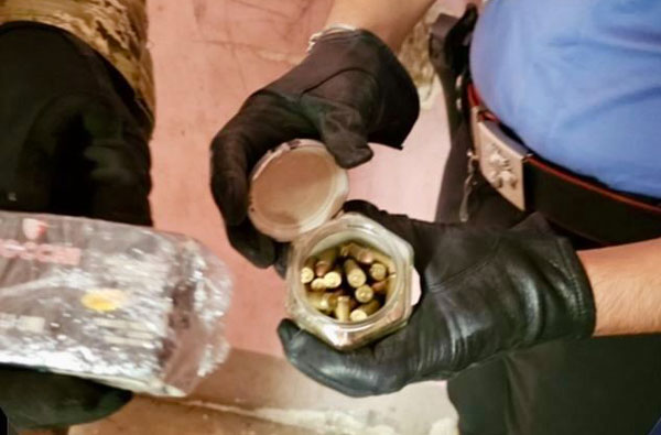 Proiettili e droga trovati dai carabinieri nel Vibonese, indagini