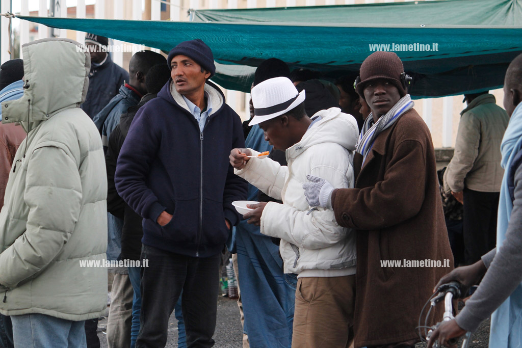 Lamezia: continua protesta migranti nonostante maltempo