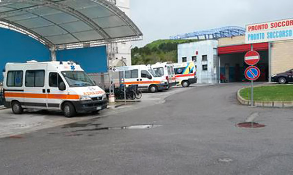 Colpisce poliziotto con un pugno in faccia, arrestato 39enne all'ospedale di Crotone