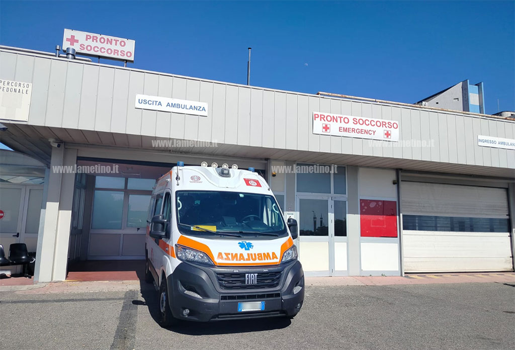 Lamezia, botti di Capodanno: giovane perde dita delle mani per lo scoppio di un petardo