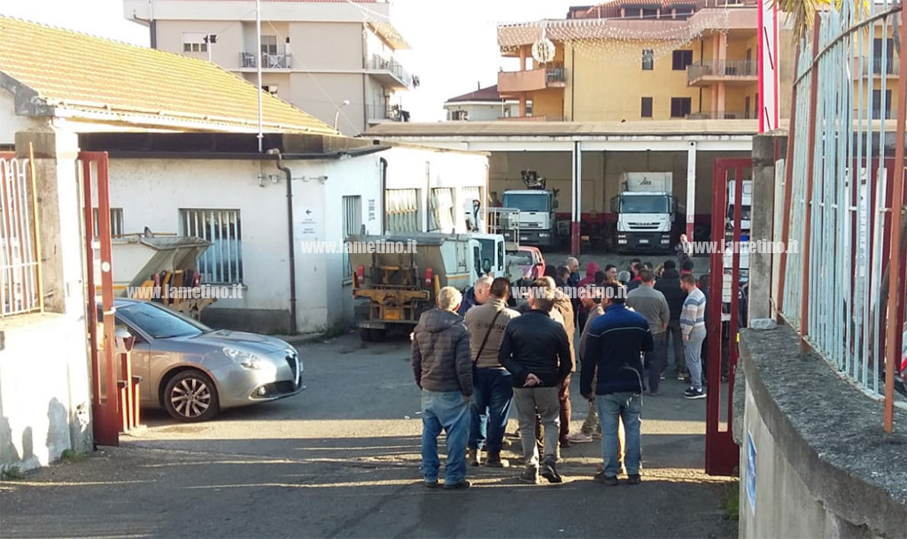 Lamezia, "Niente acqua a Scordovillo": protesta alla Multiservizi