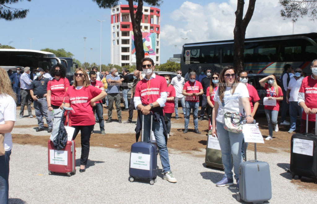 Lamezia, la rabbia degli operatori turistici in protesta all'aeroporto: "Dimenticati da istituzioni" - VIDEO