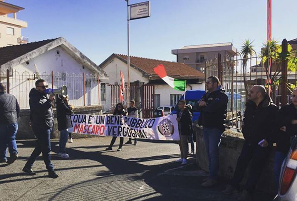 Lamezia, sit-in Casapound alla Multiservizi: “Disservizio idrico, a pagarne le spese sono sempre i cittadini”
