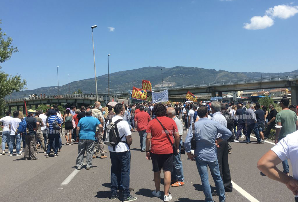protesta-aeroporto-usb-tirocianti-lamezia-15-6-2021_6ceed.jpg