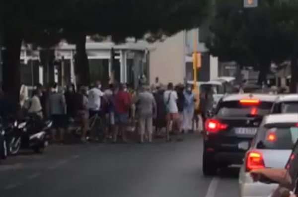 Migranti positivi ad Amantea, cittadini occupano strada per protesta