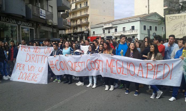 Protesta studenti pendolari a Rossano su rincaro abbonamenti 