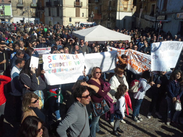 Rifiuti: manifestazione di protesta contro discarica Celico