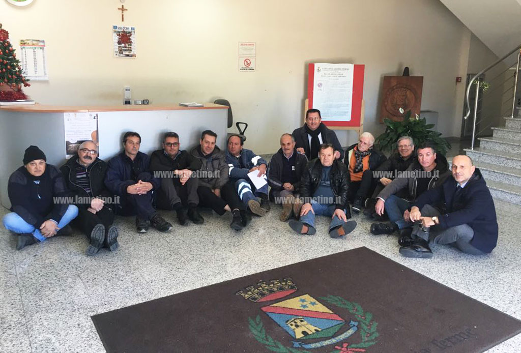 Lamezia, protesta dei lavoratori Lsu-Lpu al Comune: “Chiediamo la proroga del contratto”