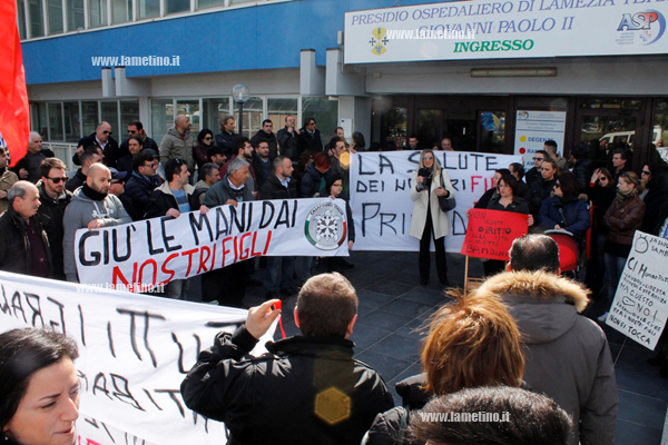 Lamezia: chiusura Pediatria, due proteste davanti ospedale