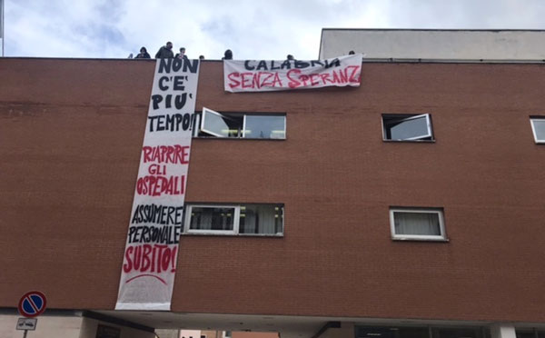 Gruppo cittadini protesta in uffici ospedale Cosenza: "Speranza venga in Calabria, vogliano sanità efficiente"