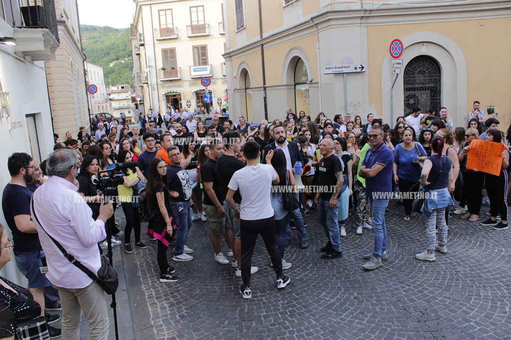 protesta-danza-teatro-grandinetti.jpg