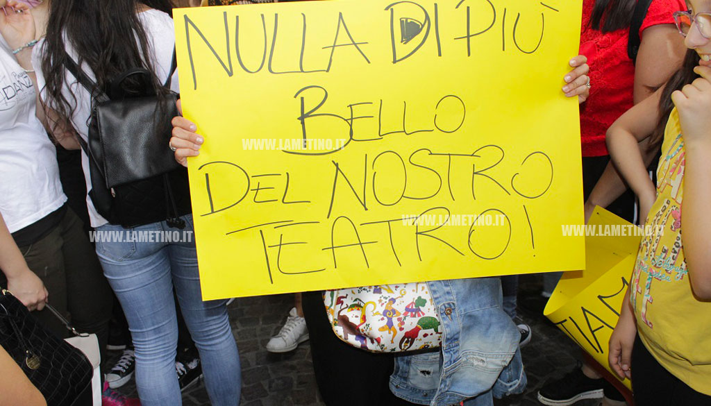 Lamezia, mancata apertura teatro Grandinetti: continua la protesta delle scuole di danza - VIDEO